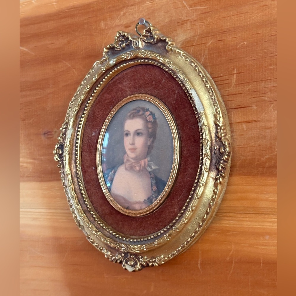 Vintage Gold Ornate Oval Frame Cameo Creation.
